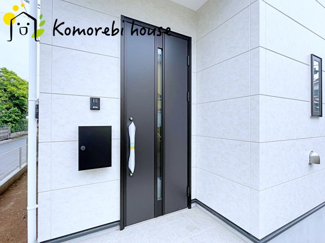 桶川市朝日　4期　新築戸建て　ケイアイグレイス　01の玄関|落ち着いた玄関です