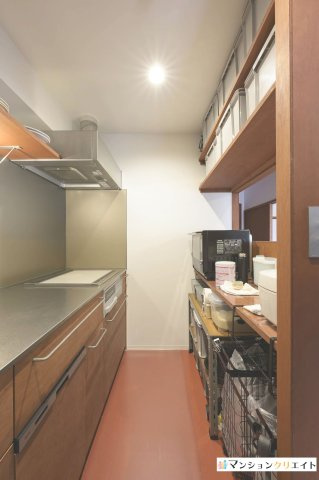信開ドヌール二の宮【北欧風リノベーション済・ガレージ付】のキッチン|半個室型で使いやすいキッチンです