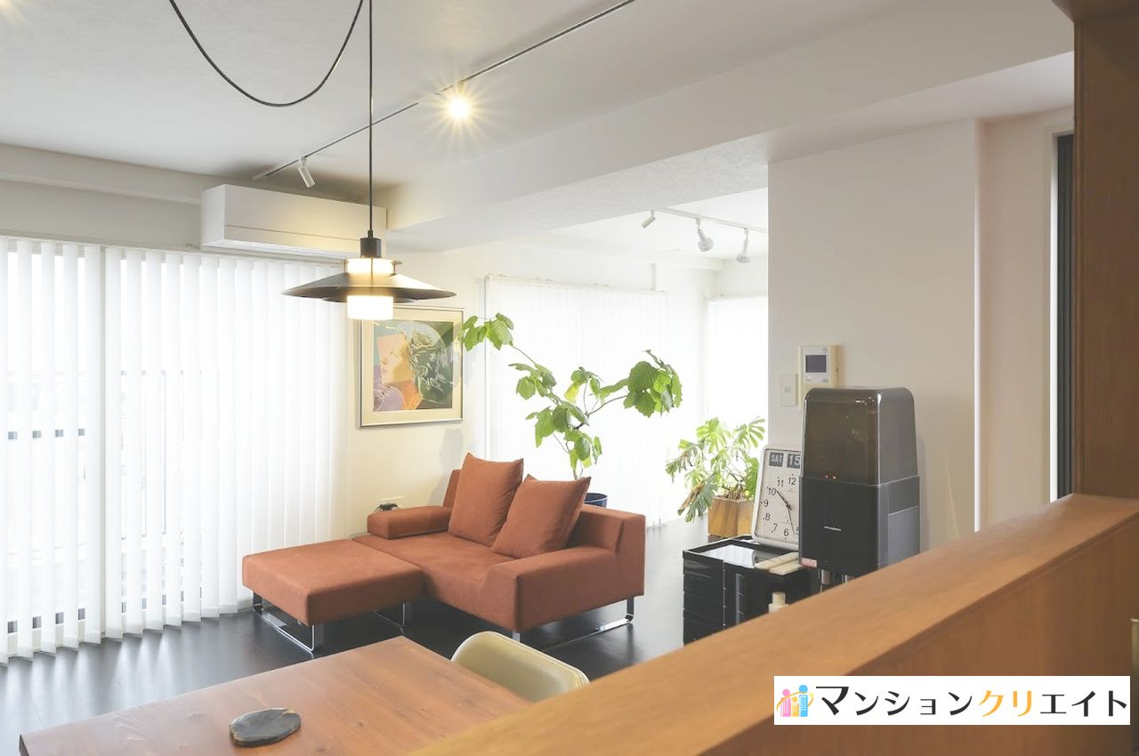 信開ドヌール二の宮【北欧風リノベーション済・ガレージ付】のキッチン|キッチンからのリビング眺め