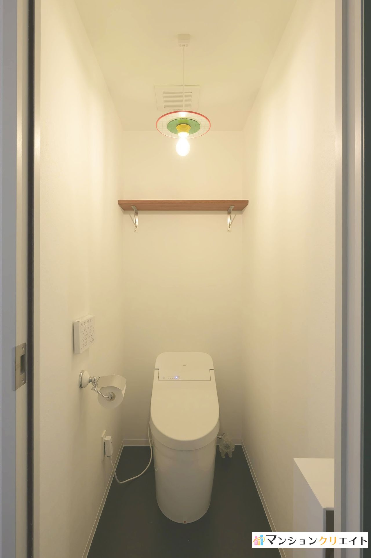 信開ドヌール二の宮【北欧風リノベーション済・ガレージ付】のトイレ|トイレの照明もかわいいですね