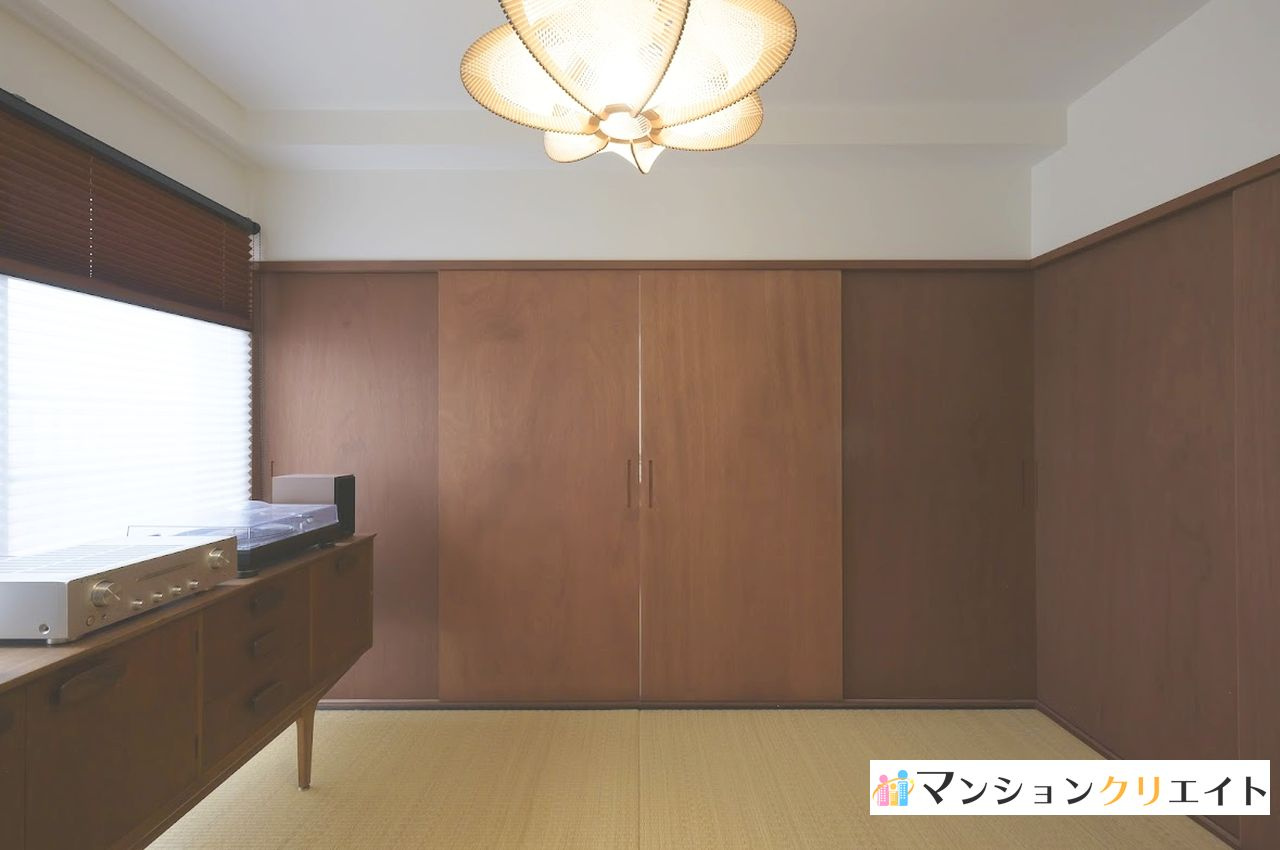 信開ドヌール二の宮【北欧風リノベーション済・ガレージ付】の和室|ふすまではなく建具で作られた引き戸がオシャレ