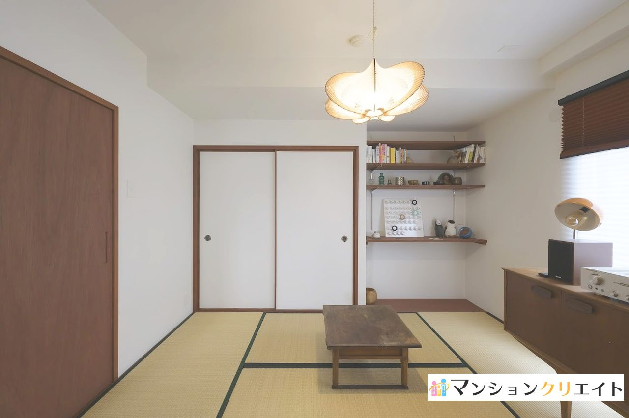 信開ドヌール二の宮【北欧風リノベーション済・ガレージ付】の和室|床の間の上部も可動式の棚で上手に収納できます
