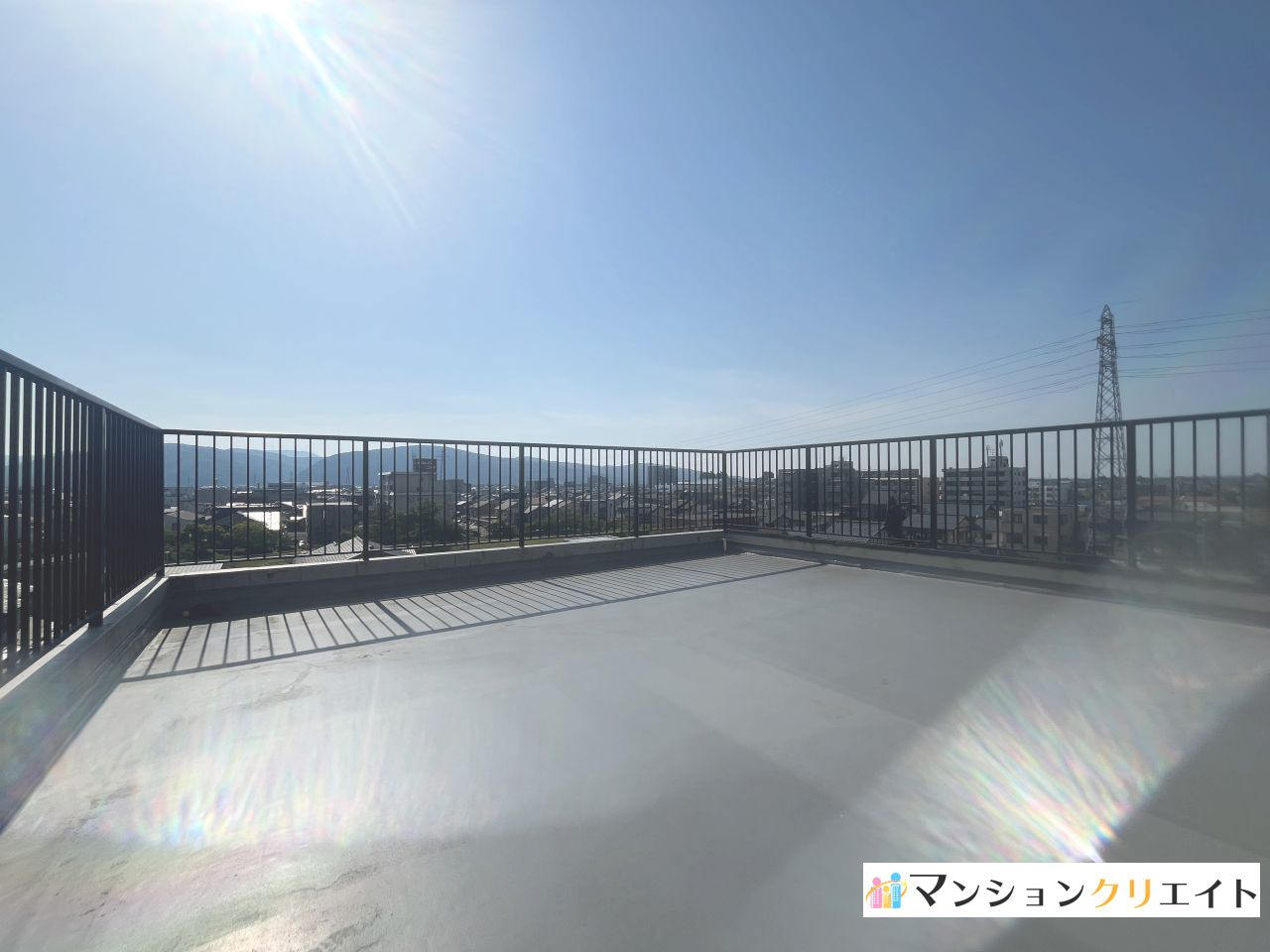 信開ドヌール二の宮【北欧風リノベーション済・ガレージ付】のバルコニー|約32帖の広いルーフバルコニー