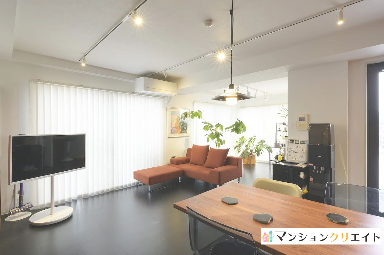 信開ドヌール二の宮【北欧風リノベーション済・ガレージ付】の居間・リビング|LDK約22帖　南向きの窓からは日差しが差し込み明るい室内です