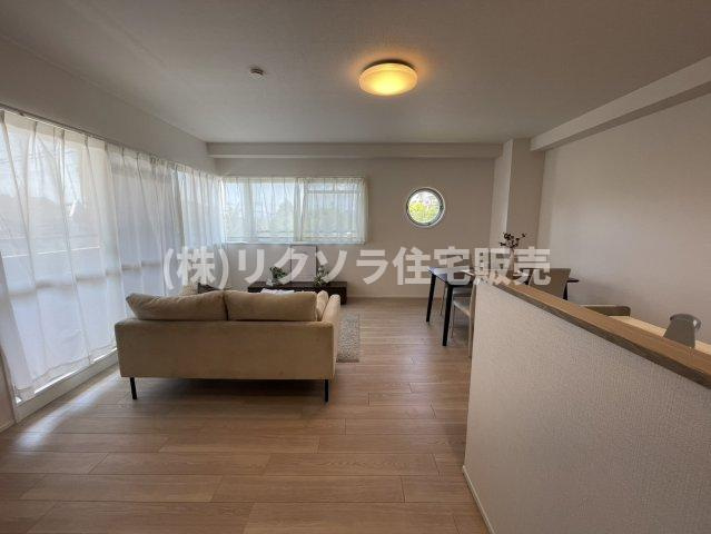 フロレスタ・ミオ山田池公園の居間・リビング|LDK18.5帖
■物件内覧・資金計画相談・住宅ローン相談、リフォーム相談、お問合せ受付中■
※当日・翌日のご内覧、ご相談はお電話でのお問合せがスムーズです！