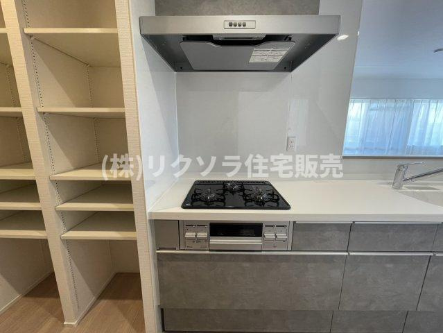 フロレスタ・ミオ山田池公園のキッチン|ビルトイン3口コンロ
■物件内覧・資金計画相談・住宅ローン相談、リフォーム相談、お問合せ受付中■
※当日・翌日のご内覧、ご相談はお電話でのお問合せがスムーズです！