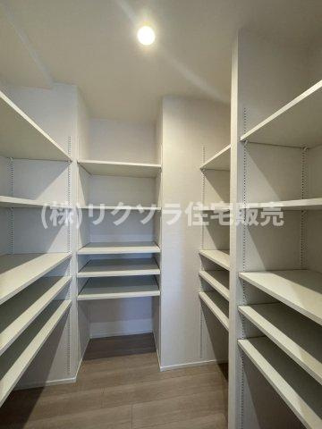 フロレスタ・ミオ山田池公園の収納|大容量のパントリー
■物件内覧・資金計画相談・住宅ローン相談、リフォーム相談、お問合せ受付中■
※当日・翌日のご内覧、ご相談はお電話でのお問合せがスムーズです！