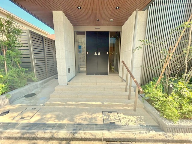 グランハウゼ国分寺のエントランス
