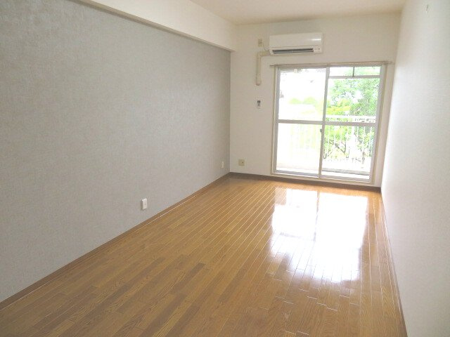 ミストラル川園の洋室