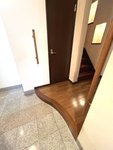 生田町4丁目の玄関|住まう人も来客も入った時にワクワクさせてくれるオシャレな玄関
収納もあるので、安心！
気持ちの良い朝は、毎日ここからスタートしていきます

