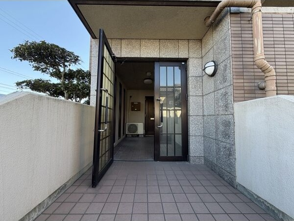 ロイヤルヒルズ山代参番館のエントランス