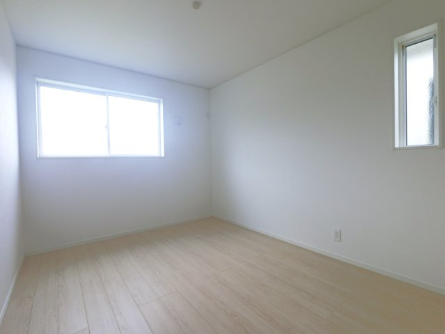 鳥栖市村田町第6 1号棟の洋室|洋室① 6.5帖のお部屋　2面から差し込む光で部屋が明るい