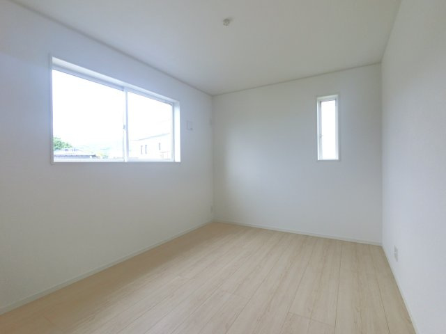 鳥栖市村田町第6 1号棟の洋室|洋室②　6.5帖のお部屋です　2面から差し込む光で部屋が明るいです