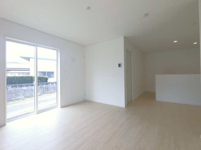 鳥栖市村田町第6 1号棟の居間・リビング|リビングからキッチンで作業中の家族と会話ができます