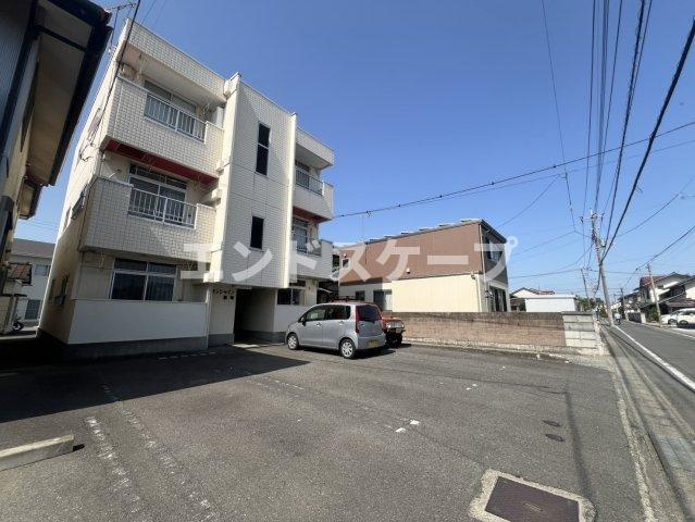 サンシャイン飯塚の駐車場|高崎、前橋エリアのお部屋探しはエンドスケープまで！お客様の理想お聞かせ下さい♪