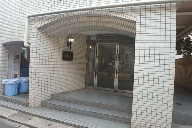 スカイコート新丸子のエントランス
