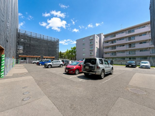 コープ野村山の手の駐車場