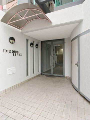 ステイタスガーデン別府Ⅱのエントランス|落ち着いたエントランスです