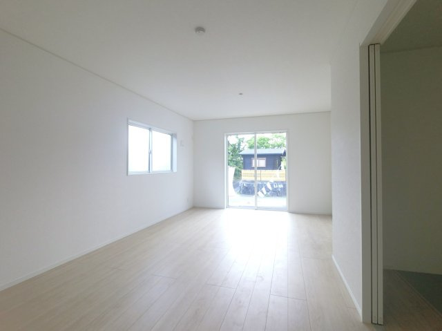 鳥栖市村田町第6 2号棟の居間・リビング|2面から差し込む光で部屋が明るいです