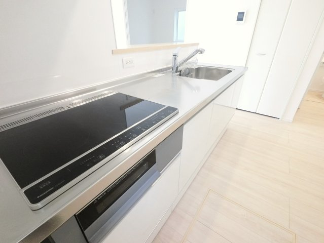 鳥栖市村田町第6 2号棟のキッチン|浄水器+IHクッキングヒーターつきのシステムキッチン