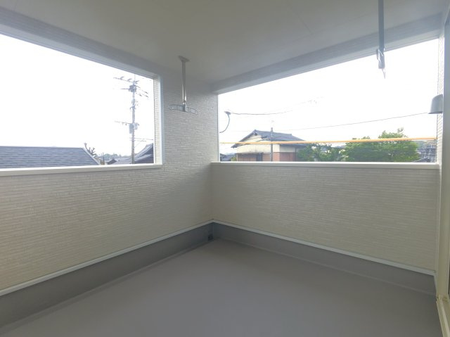 鳥栖市村田町第6 2号棟のバルコニー|布団を干すのに十分な広さです
