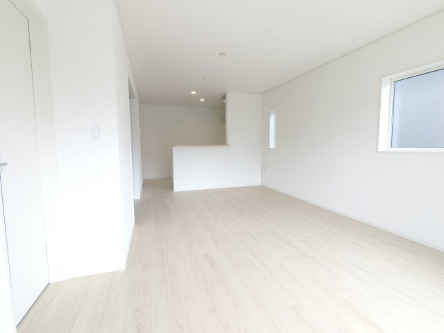 鳥栖市村田町第6 2号棟の居間・リビング|16.7帖の広々空間で家族の憩いの場を提供