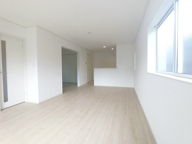 鳥栖市村田町第6 2号棟の居間・リビング|リビングからキッチンで作業中の家族と会話ができます