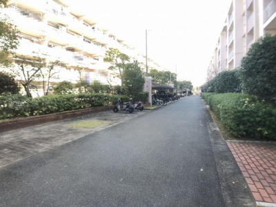【中庭】 | 泉北御池台第一住宅７号棟 | 日当たり良好の建物です。棟の間隔があるので通風共によく気持ちのよい環境です。