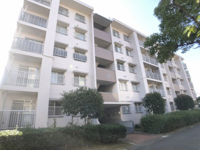 【外観】 | 泉北御池台第一住宅７号棟 | 押入れ、大きめの納戸も約2.5帖あり、収納に困ることはありません。