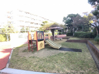 【中庭】 | 泉北御池台第一住宅７号棟 | 敷地内に児童公園がございます。子育てに強い味方です。現地見学などお気軽にお問い合わせ下さいませ♪