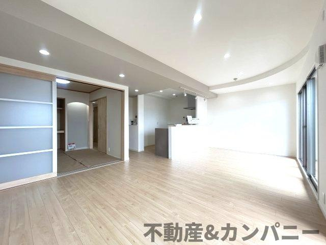 サントノーレ姫原弐番館の居間・リビング|こちらのリビングで趣味の時間をお楽しみください