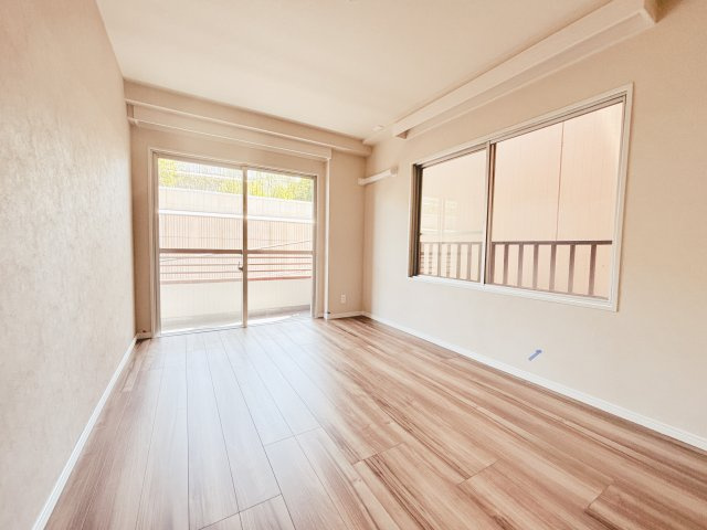 ■主寝室としても使いやすい広さを確保した洋室。家具配置もしやすく、多彩なレイアウトに対応可能です。