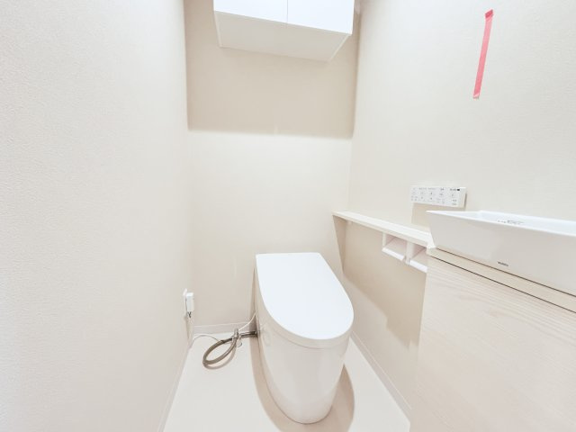 ■温水洗浄便座付きのトイレを新規交換。清潔感のある快適な空間で毎日気持ちよく使用できます。