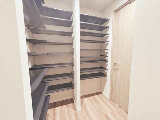 ■大容量のシューズインクローゼットを完備。靴はもちろん、アウトドア用品やベビーカーもすっきり収納できます。