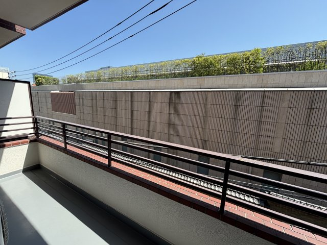 ■南向きバルコニーは陽当たり良好。洗濯物も乾きやすく、心地よい風を感じられる空間です。