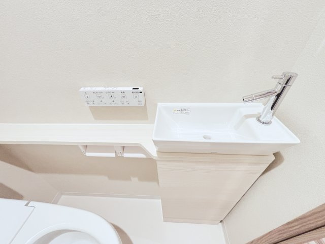 ■温水洗浄機能付きトイレを採用し、快適性にも配慮。手洗いスペース付きで清潔感ある仕様です。