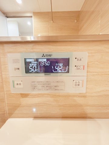 ■追い焚き機能付きの操作パネルを設置。ボタンひとつで快適な湯温管理ができる便利な仕様です。