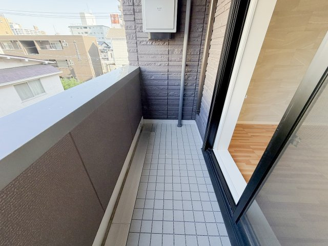 モントレゾールのバルコニー|暖かな日差しのふりそそぐバルコニー