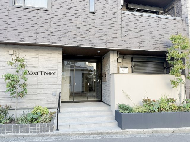モントレゾールのエントランス|落ち着いたエントランスです
