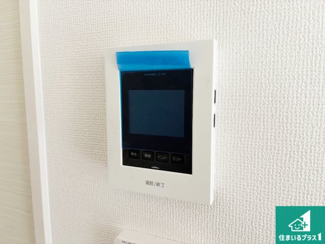 寝屋川市三井が丘　第1期　新築一戸建ての防犯設備|カラーモニターインターホン！声だけでなく来訪者の姿や顔がモニターで確認できるので、小さなお子様がいらっしゃるご家庭でも安心できます！