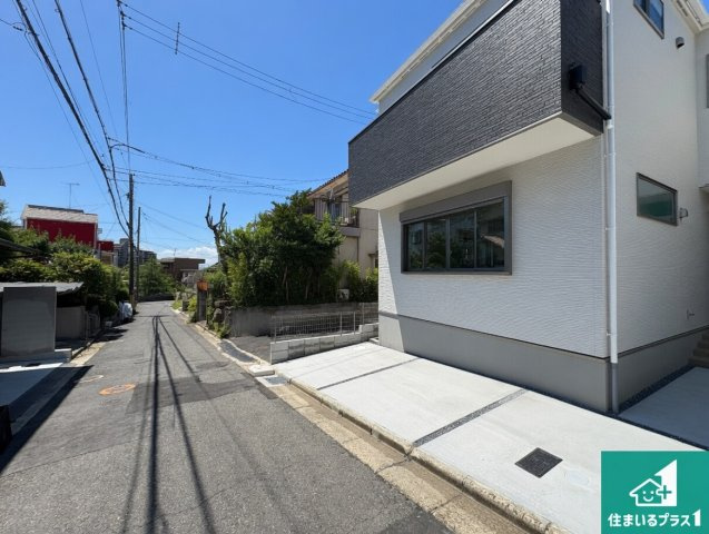 寝屋川市三井が丘　第1期　新築一戸建ての前面道路含む現地写真|周辺は閑静な住宅街！前面道路広々で車の出し入れも便利です。駐車が苦手な方でも安心して車庫入れできます！