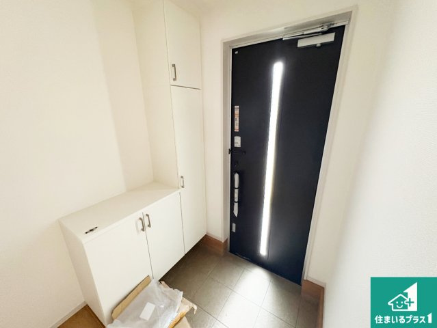 寝屋川市三井が丘　第1期　新築一戸建ての玄関|シューズボックスにはたくさんの靴が収納できるので玄関周りはいつもスッキリ！ご家族が増えても安心！