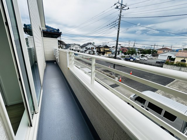 新築　高崎市並榎町　Heartful　Town　A号棟のバルコニー|現地写真　日当たりの良い広々バルコニー！どのお部屋からも行き来できます。							
