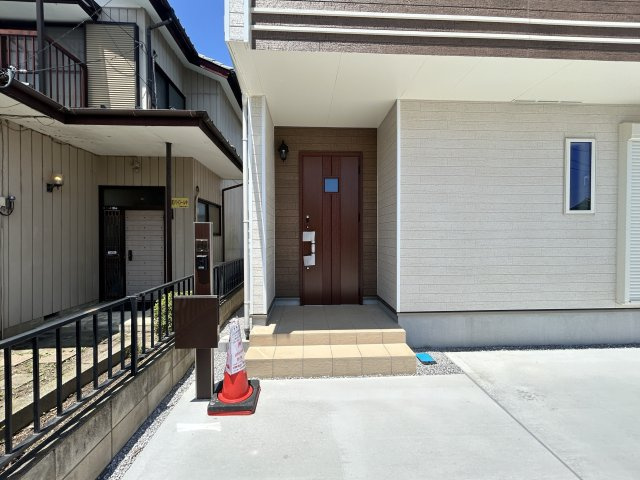 新築　高崎市並榎町　Heartful　Town　A号棟の玄関|現地写真　ポストと一体型のTVモニターホンでセキュリティ安心！
