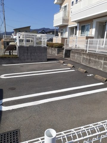プロスパー六番館の駐車場