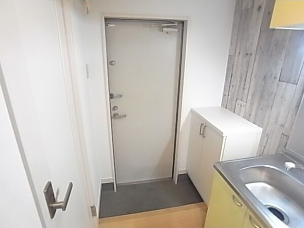 クレフラスト広川　A棟の玄関