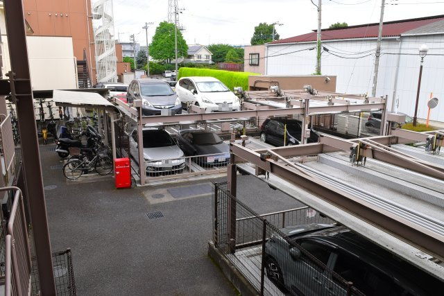 日野市万願寺２丁目の中古マンションの駐車場