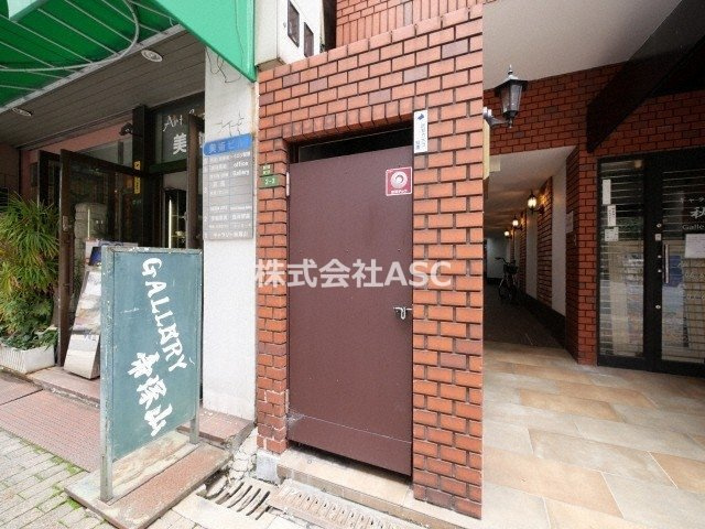メゾンユタカファイブのエントランス