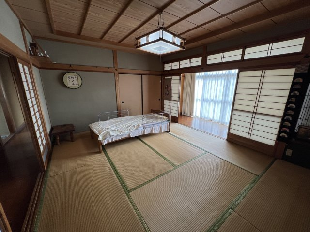 津山市日上　中古住宅7DKの和室|広縁のあるゆったりとした10畳の和室
