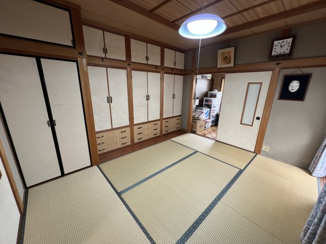 津山市日上　中古住宅7DKの和室|和服などの収納にも適した収納のある和室
